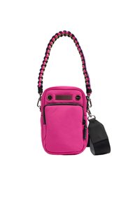 Roze schoudertas van zacht materiaal, met een gevlochten riem met zwarte en roze accenten, een voorvak en details in zilver hardware.