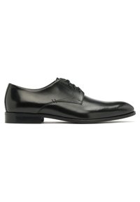 Chaussure habillée en cuir noir avec une finition lisse, un bout arrondi et six œillets pour les lacets. Dispose d'un petit talon et de détails de couture discrets.