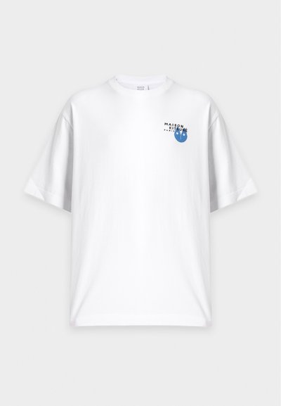 Λευκό T-shirt με κοντά μανίκια με το λογότυπο Maison Kitsuné Paris και μικρό μπλε γραφικό πρόσωπο αλεπούς στην άνω αριστερή πλευρά του στήθους.