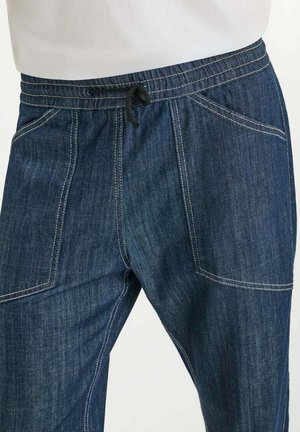 Donkerblauwe denim joggerbroeken met een elastische tailleband, trekkoord en twee voorzakken met contrasterende stikdetails.