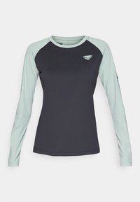 Tričko s dlouhým rukávem, které má tmavě šedý korpus a světle modré raglánové rukávy, vyrobené z lehké látky s logem na hrudi.