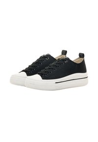 Zapatillas de lona negras con punteras y suelas de goma blanca. Presentan cordones negros, detalle de franjas laterales y una pestaña en el talón.