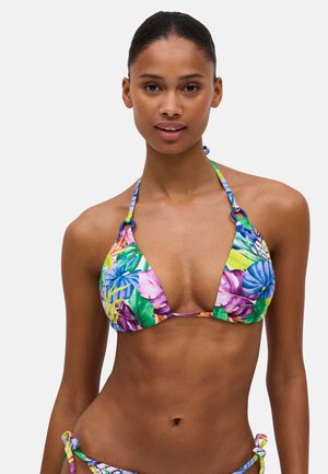 Conjunto de bikini colorido que presenta un top triangular con un patrón floral en tonos de verde, morado y azul, asegurado con lazos ajustables.