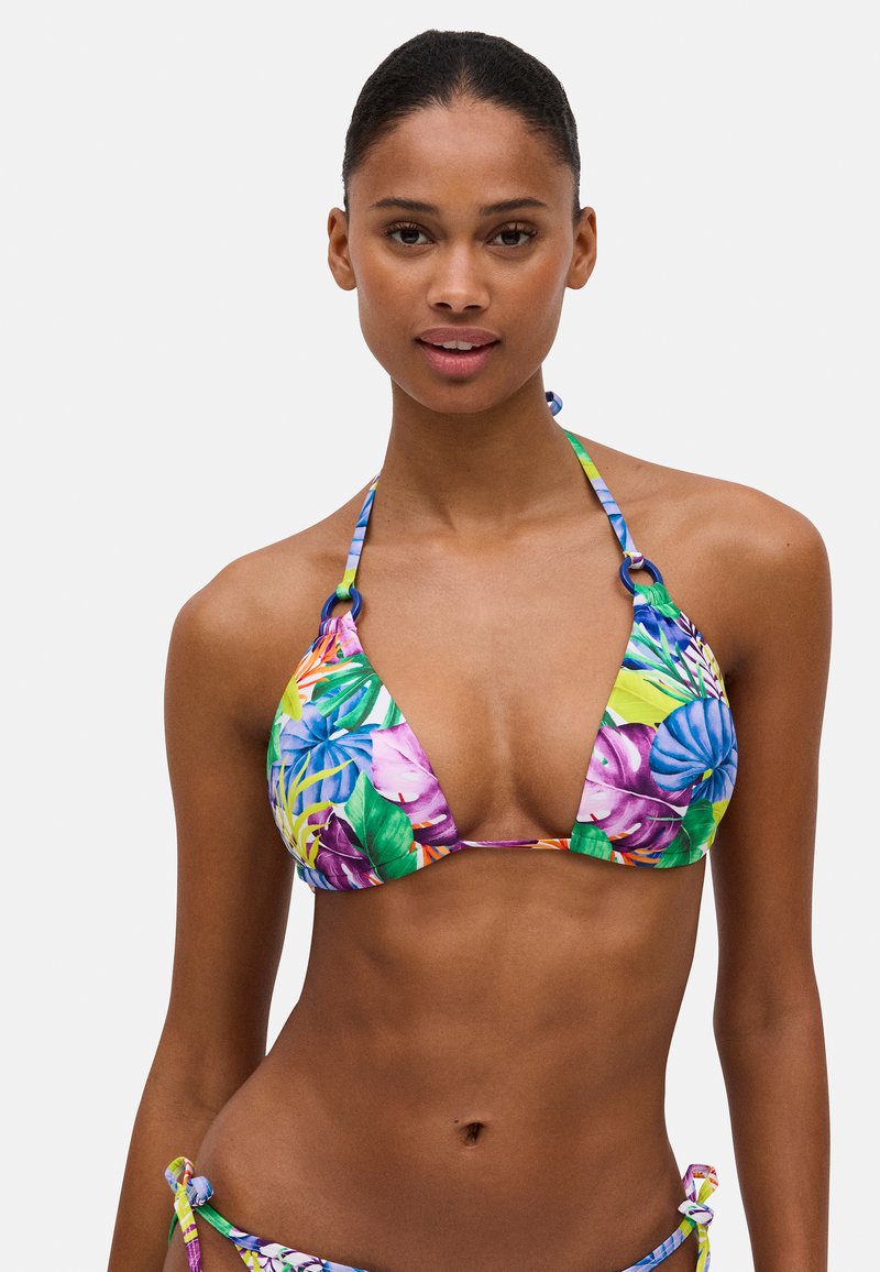 Conjunto de bikini colorido que presenta un top triangular con un patrón floral en tonos de verde, morado y azul, asegurado con lazos ajustables.