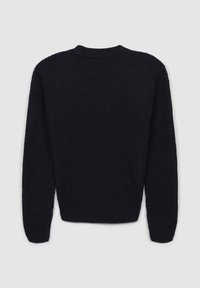 Ciemnogranatowy sweter dziany o teksturowanej powierzchni, z okrągłym dekoltem i długimi rękawami. Żebrowane mankiety i dół dopełniają projekt.