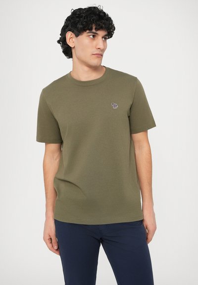 Tricou din bumbac verde măsliniu, cu decolteu rotund, mâneci scurte și un mic design brodat multicolor pe piept.