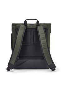 Bakvy av en grön ryggsäck med svarta nätband och en vadderad rygg. Har ett handtag upptill och en krökt svart botten.