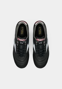 Črne atletske čevlje z gladkim usnjenim zaključkom, belimi detajli in oblazinjenim ovratnikom. Imajo tonalne vezalke in žig vžigano na ježku.