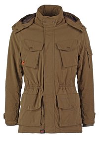 Veste marron à capuche avec quatre poches à rabat à pression, taille élastique, poignets boutonnés et fermeture éclair avant dissimulée sous une patte à boutons-pression.