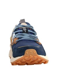 Sport-Schuhe mit einem Obermaterial aus marineblauem Wildleder, grauen Schnürsenkeln, orangefarbenen Akzenten und einer strukturierten Gummisohle mit dreieckigen Profilen.
