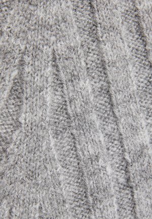 Kabelineulottu neule vaaleanharmaana, jossa on kohollaan olevia pystysuoria kuvioita ja pehmeä, tekstuuriltaan kiinnostava pinta.