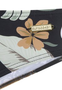 Badeanzugstoff mit schwarzem Grund, verziert mit großen Blumenmustern in Creme, Orange und Grün, hervorgehoben durch ein goldenes "Sunseeker"-Logo.