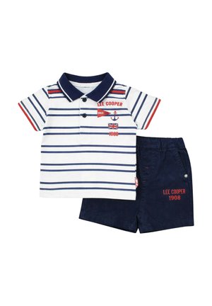 Ensemble deux pièces pour tout-petit comprenant un short bleu marine et un polo blanc avec des rayures bleues marines, un col, des accents rouges et une marque Lee Cooper.