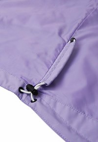 Tessuto viola con una texture liscia e un cordino. Caratterizzato da accessori neri e un bordo cucito. Design compatto per uso all'aperto.