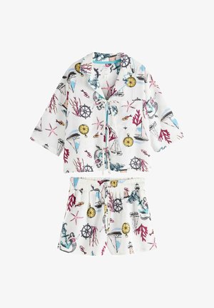 Set de pijama cu mâneci scurte dintr-un material ușor, având un fundal alb cu imprimeuri cu tematică nautică în albastru, roșu și galben.