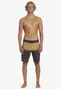 Costumi da bagno da uomo in beige, grigio e bordeaux con la parte inferiore decorata. Presentano una vita regolabile con cordino e una texture liscia, design alla lunghezza del ginocchio.