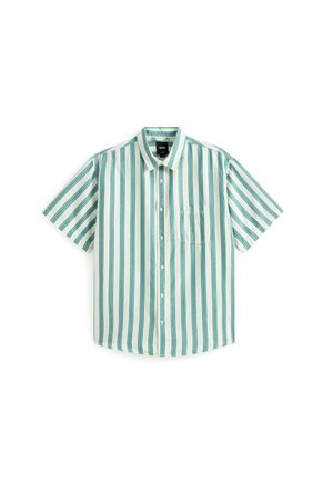 Chemise à manches courtes en tissu léger présentant des rayures verticales vertes et bleues. Comprend un col boutonné et une poche poitrine gauche.