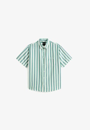 Chemise à manches courtes en tissu léger présentant des rayures verticales vertes et bleues. Comprend un col boutonné et une poche poitrine gauche.