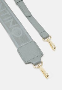 Cinghia in tessuto grigio con accenti in pelle testurizzata, caratterizzata da dettagli in metallo color oro e branding VALENTINO in caratteri audaci.