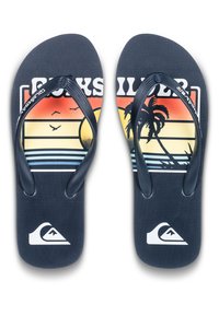 Flip-flop blu navy con suola in gomma testurizzata. Il design grafico presenta un tramonto, palme e il logo "Quiksilver" in bianco.