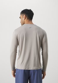ASICS FUJITRAIL LOGO TOP - Hosszú ujjú felső - moonrock/fellow yellow/oatmeal