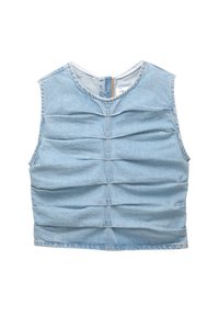 Ljusblå denimärmösströja utan ärmar med vertikala veck, rund halsringning och knäppning i ryggen. Tyget verkar mjukt med en strukturerad finish.