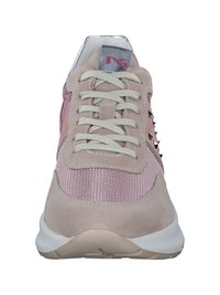 Lyserød sneaker med overdel i ruskind og mesh, flade snørebånd og dekorative sorte nitter på siden. Gummisål, rund tåform.