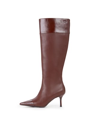 Stivale in pelle marrone fino al ginocchio con punta affusolata e tacco medio sottile su sfondo bianco.