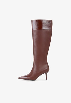 Stivale in pelle marrone fino al ginocchio con punta affusolata e tacco medio sottile su sfondo bianco.