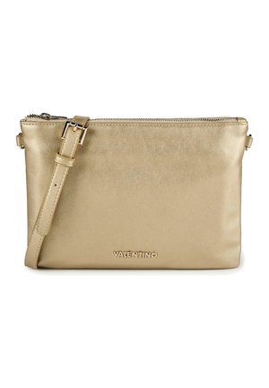 Borsa a tracolla in pelle Valentino color oro con tracolla regolabile e chiusura superiore con cerniera, esposta su sfondo bianco.