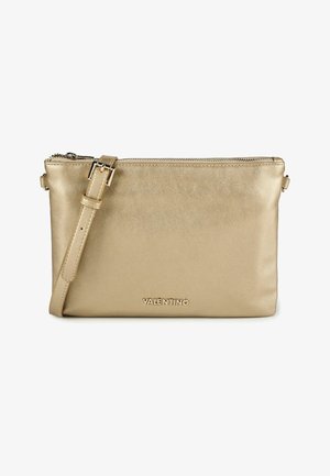 Sac bandoulière en cuir doré Valentino avec bandoulière réglable et fermeture éclair sur le dessus, présenté sur fond blanc.