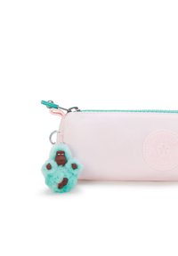 Rosa nylonpåse med turkos dragkedja, prydd med en fluffig teal apa nyckelring. Har en rund präglad logotyp på ena sidan.