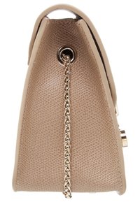Beige kožená taška s texturou a trojúhelníkovým tvarem, zlatým řetízkem jako akcentem a uchem ve tvaru smyčky. Hladké okraje a minimální detaily kovových částí.