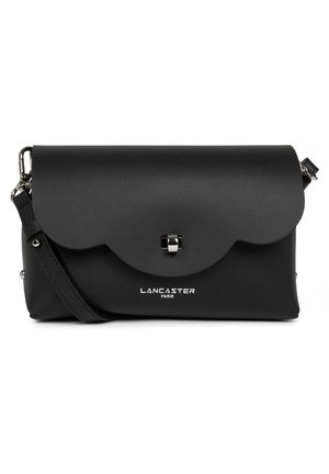 Sac à main en cuir noir avec un rabat festonné, quincaillerie en argent, bandoulière réglable et logo "LANCASTER PARIS" embossé sur le devant.