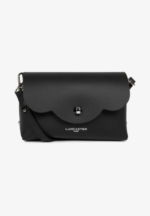 Schwarze Lederhandtasche mit gewelltem Klappenverschluss, silbernem Zubehör, verstellbarem Tragegurt und geprägtem "LANCASTER PARIS"-Logo auf der Vorderseite.