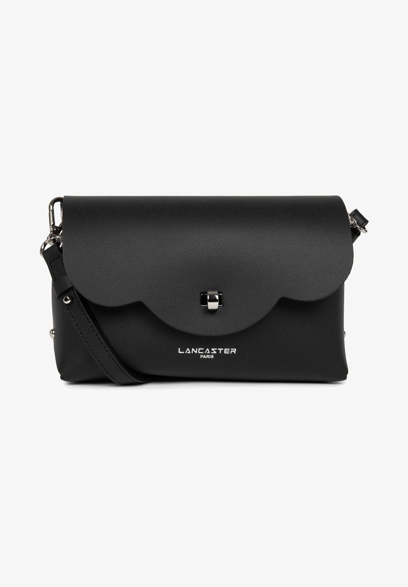 Borsa a tracolla in pelle nera con pattina ondulata, hardware argento, tracolla regolabile e logo "LANCASTER PARIS" in rilievo sul fronte.