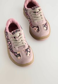 Sneakers rosa e a fantasia con tomaia in tessuto floreale, suola in gomma texturizzata e lacci beige. Design a punta rotonda con collo imbottito.
