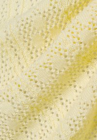 Helles gelbes Strickgewebe mit einem zarten Lochmuster, das unterschiedliche Texturen und eine weiche, glatte Oberfläche aufweist.