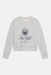 Grauer, kurzer Sweatshirt aus einem weichen Material mit einem zentralen, navyblau gestickten Grafikdesign, das "New York Sporting Academy" und ein Wappen zeigt.