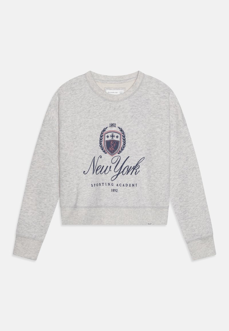 Grauer, kurzer Sweatshirt aus einem weichen Material mit einem zentralen, navyblau gestickten Grafikdesign, das "New York Sporting Academy" und ein Wappen zeigt.
