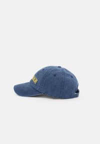 Casquette de baseball en coton bleu marine avec visière courbée et bride réglable, ornée d'un texte brodé jaune sur le panneau avant.