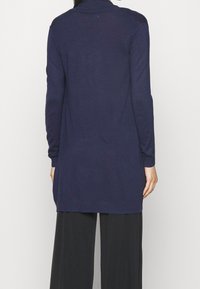 Cardigan lungo blu navy con colletto a coste, maniche lunghe e taglio dritto. Realizzato in materiale morbido, presenta una finitura pulita all'orlo e ai polsini.