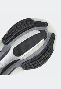 Zool van de schoen met zwarte rubberen secties, doorschijnend materiaal, geribbelde patronen en een textuurrijk centraal gedeelte. Inclusief "Continental" branding.