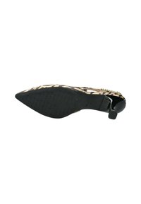 Scarpa a punta con tomaia in tessuto leopardato, tacco nero e suola in gomma testurizzata. Caratterizzata da un'accattivante catena decorativa vicino al tacco.