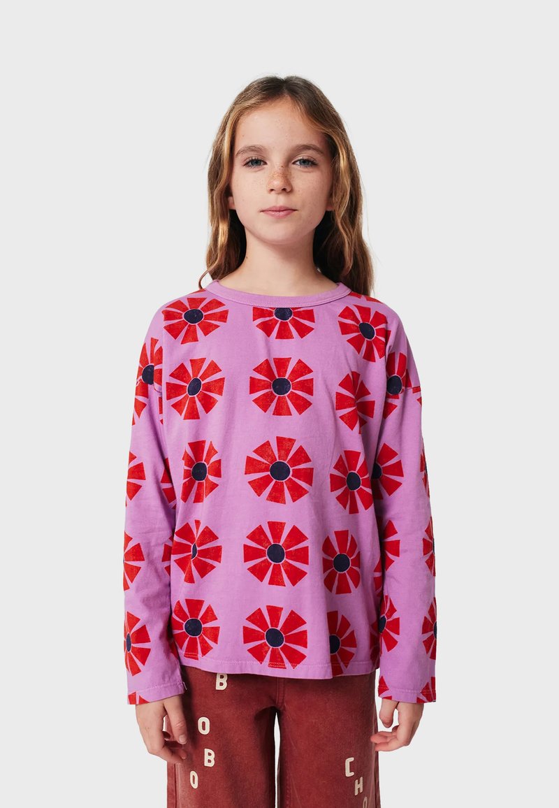 Lila Langarmshirt mit großen roten und schwarzen Blumenmustern, weichem Baumwollmaterial, Rundhalsausschnitt und lockerer Passform.