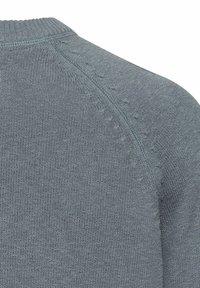 Dopasowany sweter dziany w stonowanym niebiesko-szarym kolorze, z teksturowanym wzorem wzdłuż szwów ramion oraz prążkowanym dekoltem dla dodatkowego wykończenia.