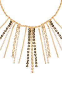 Guldhalskæde med flere tråde i forskellige længder med sorte og klare perler, der skaber et lagdelt, tekstureret design.