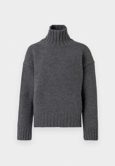 Maglione a collo alto a coste grigio scuro con maniche lunghe e una vestibilità morbida, posizionato su uno sfondo bianco uniforme.