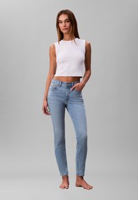 Calvin Klein Jeans MID RISE - Ļoti pieguloši džinsi - light cape