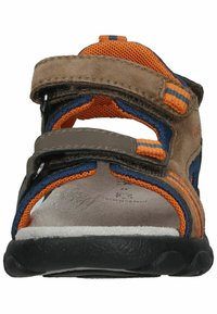 Sandal de ante marrón y malla con acentos naranjas y azules, que cuenta con dos correas ajustables, una suela negra texturizada y una plantilla acolchada.